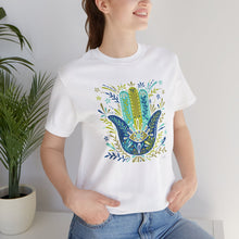Load image into Gallery viewer, T shirt printed khamsa hand
